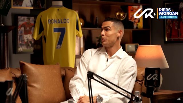 크리스티아누&nbsp;호날두는 5일(한국시간) 공개된 영국 방송인 피어스 모건과의 인터뷰에서 “내 선수 생활 은퇴가 머지않았다”며 “쉬운 결정은 아니겠지만, 이미 25~27살 때부터 은퇴 후 삶을 준비해왔다. 힘들겠지만 받아들일 준비가 돼 있다”고 말했다. 사진출처｜피어스 모건 유튜브 캡처