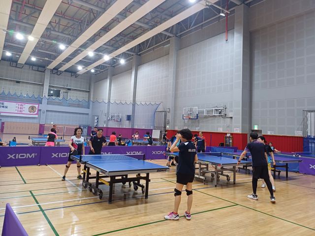 탁구는 남녀노소 모두 즐길 수 있는 특징을 앞세워 세대간 연결고리 역할을 톡톡히 해내고 있다. 체육계는 탁구를 매개로&nbsp;한 세대간 교류를 통해 구성원들의&nbsp;심신이 건강해지면 우리 사회가 더 좋아질 것이라고 믿는다. 사진은 마포스포츠클럽에서 탁구를 하는 동호인들의 모습. 사진제공│마포스포츠클럽