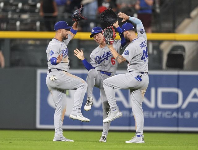 다저스 김혜성(가운데)은 빅리그 데뷔 첫해인 우여곡절을 이겨내며 WS 우승에 일조, 성공적인 루키시즌을 보냈다.｜AP뉴시스