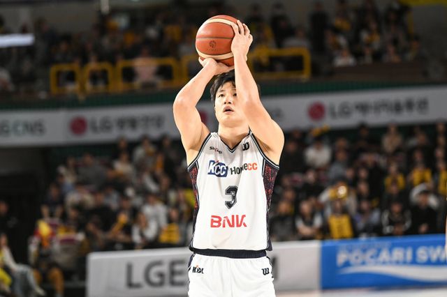 KCC 허웅은 올 시즌 1라운드 MVP에 선정되며 생애 처음으로 라운드 MVP를 받았다. 그러나 2라운드 들어 상대에 견제에 막히는 등 활로를 뚫지 못하고 있다. 사진제공｜KBL