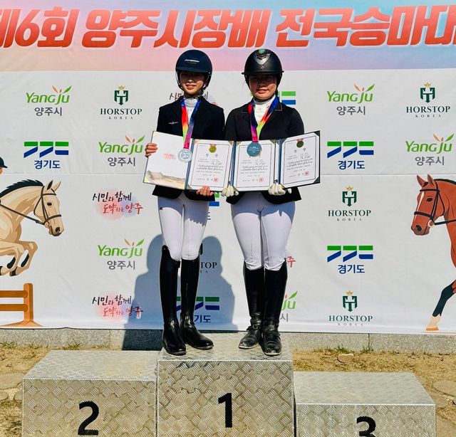 마장마술 종목의 박유빈(왼쪽)과 신예원. 사진제공ㅣ홀스마스터즈승마클럽