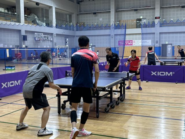탁구는 남녀노소 모두 즐길 수 있는 특징을 앞세워 세대간 연결고리 역할을 톡톡히 해내고 있다. 체육계는 탁구를 매개로 한 세대간 교류를 통해 구성원들의 심신이 건강해지면 우리 사회가 더 좋아질 것이라고 믿는다. 사진은 마포스포츠클럽에서 탁구를 하는 동호인들의 모습. 사진제공│마포스포츠클럽