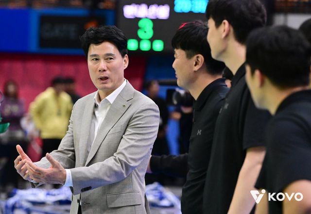 강성형 현대건설 감독이 4일 수원체육관에서 열린 IBK기업은행과 V리그 여자부 1라운드 홈경기 도중 코칭스태프들에게 지시를 내리고 있다. 3-0으로 이긴 현대건설은 선두로 도약했다. 사진제공│KOVO