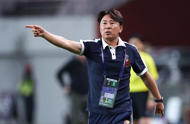 김기동 감독의 서울이 3일 청두와의 ACLE 홈경기를 승리로 장식하기 위해 린가드를 비롯한 필승 라인업을 가동했다. 9월 부리람전에서 김 감독이 선수들을 독려하는 모습. 상암｜뉴시스