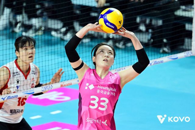 V리그 여자부 흥국생명은 베테랑 세터 이나연의 합류 후에도 여전히 불안정한 흐름을 이어가고 있다. 개막전 승리 후 4연패로 반전이 필요하다. 사진제공｜ KOVO