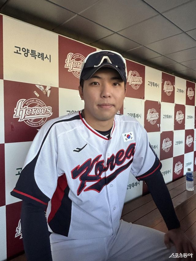 KT 안현민과 삼성 김영웅은 향후 한국 야구의 미래를 짊어질 2003년생 동갑내기 거포다. 나란히 ‘K-베이스볼시리즈’ 대표팀에 이름을 올린 이들은 훈련 초부터 ‘절친 케미스트리’를 뽐내며 기대를 키우고 있다.3일 고양국가대표야구훈련장에서 훈련을 마친 뒤 포즈를 취한 김영웅. 고양｜강산 기자