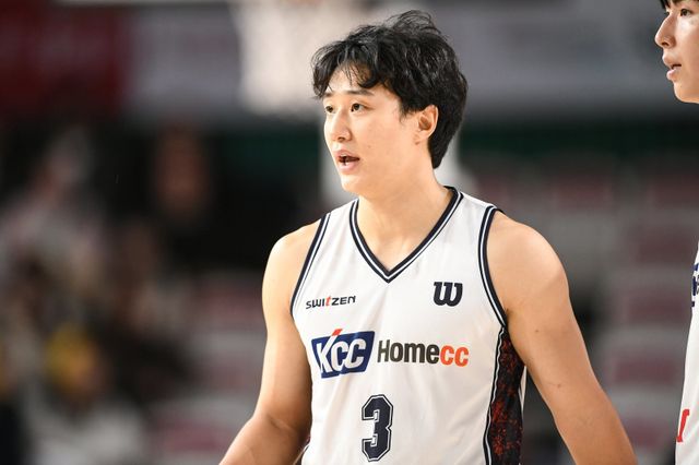 KCC 허웅은 올 시즌 1라운드 MVP에 선정되며 생애 처음으로 라운드 MVP를 받았다. 그러나 2라운드 들어 상대에 견제에 막히는 등 활로를 뚫지 못하고 있다. 사진제공｜KBL