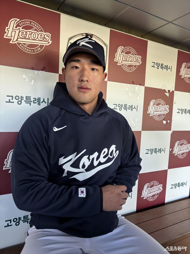 KT 안현민과 삼성 김영웅은 향후 한국 야구의 미래를 짊어질 2003년생 동갑내기 거포다. 나란히 ‘K-베이스볼시리즈’ 대표팀에 이름을 올린 이들은 훈련 초부터 ‘절친 케미스트리’를 뽐내며 기대를 키우고 있다. 2일 고양국가대표야구훈련장에서 훈련을 마친 뒤 포즈를 취한 안현민. 고양｜강산 기자