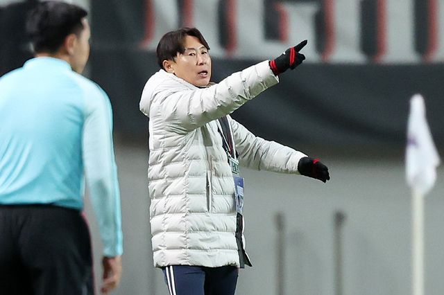 김기동 서울 감독이 4일 청두와 ACLE 리그 스테이지 4차전 홈경기서 선수들에게 작전 지시를 하고 있다. 상암｜뉴시스