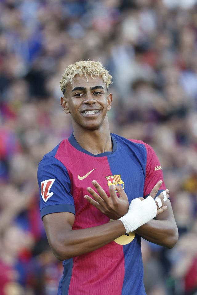 바르셀로나 야말이 4일(한국시간) 2025 FIFPRO 월드 베스트11 공격수 부문에 선정됐다. 그는 18세114일의 나이로 이 상 역대 최연소 수상자로 이름을 올려 기쁨을 더했다. 지난 시즌 세계 최정상팀으로 거듭난 PSG 역시 수상자를 5명이나 배출하는 기염을 토했다. AP뉴시스