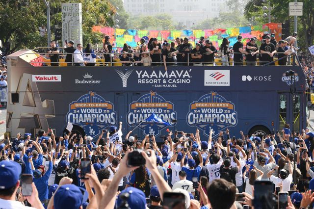 다저스 선수단이 4일(한국시간) 미국 캘리포니아주 LA 도심에서 열린 우승 기념 카 퍼레이드에서 대형 2층 버스에 올라 팬들과 함께 우승 자축 행사를 즐기고 있다. 다저스는 지난 2일 로저스센터에서 열린 토론토와 ‘2025 MLB PS’ 월드시리즈 7차전에서 연장 11회 혈투 끝에 5-4로 이겼다. 시리즈를 4승3패로 끝내며 2년 연속 우승컵을 들어올렸다. LA(미 캘리포니아주)｜AP뉴시스