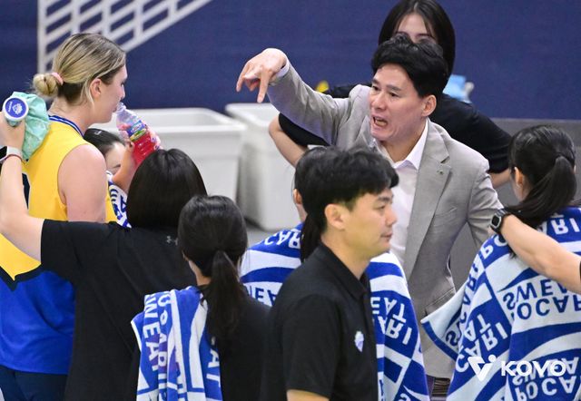 강성형 현대건설 감독(오른쪽 위)이 4일 수원체육관에서 열린 IBK기업은행과 V리그 여자부 1라운드 홈경기 도중 선수들에게 지시를 내리고 있다. 3-0으로 이긴 현대건설은 선두로 도약했다. 사진제공│KOVO