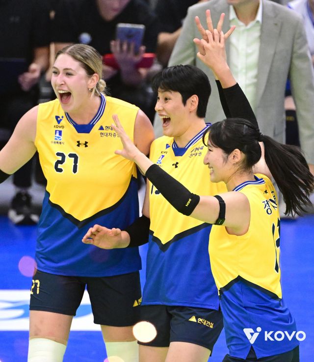 현대건설 카리, 김희진, 정지윤(왼쪽부터)이 4일 수원체육관에서 벌어진 IBK기업은행과 V리그 여자부 홈경기 도중 득점한 뒤 기뻐하고 있다. 3-0으로 이긴 현대건설은 선두로 올라섰다. 사진제공│KOVO