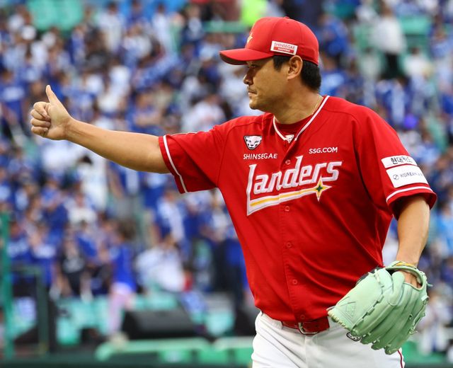 SSG 노경은이 지난달 11일 인천SSG랜더스필드에서 열린 ‘2025 신한 SOL 뱅크 KBO PS’ 삼성과 준플레이오프 2차전에 등판해 7회초를 무실점으로 마무리한 뒤 포수 조형우에게 엄지를 치켜 세우고 있다. 노경은은 지난해에 이어 올해도 홀드왕을 차지하며 2025 FA 자원들 가운데 최고의 효율을 냈다. 뉴시스