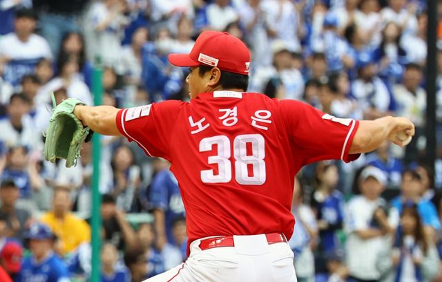 SSG 노경은이 지난달 11일 인천SSG랜더스필드에서 열린 ‘2025 신한 SOL 뱅크 KBO PS’ 삼성과 준플레이오프 2차전에 등판해 힘차게 공을 던지고 있다. 뉴시스