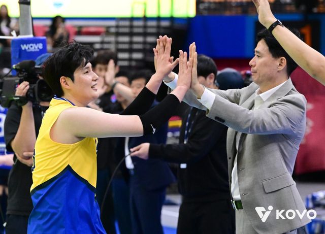 강성형 현대건설 감독(오른쪽)이 4일 수원체육관에서 열린 IBK기업은행과 V리그 여자부 1라운드 홈경기를 마친 뒤 김희진과 하이파이브를 하고 있다. 3-0으로 이긴 현대건설은 선두로 도약했다. 사진제공│KOVO