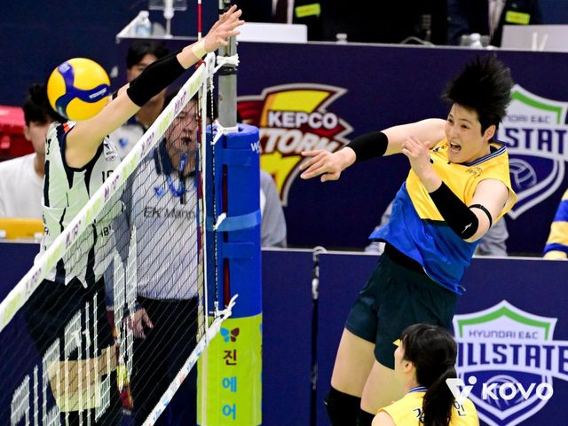 현대건설 김희진(오른쪽)이 4일 수원체육관에서 벌어진 IBK기업은행과 V리그 여자부 홈경기 도중 속공을 시도하고 있다. 3-0으로 이긴 현대건설은 선두로 올라섰다. 사진제공│KOVO