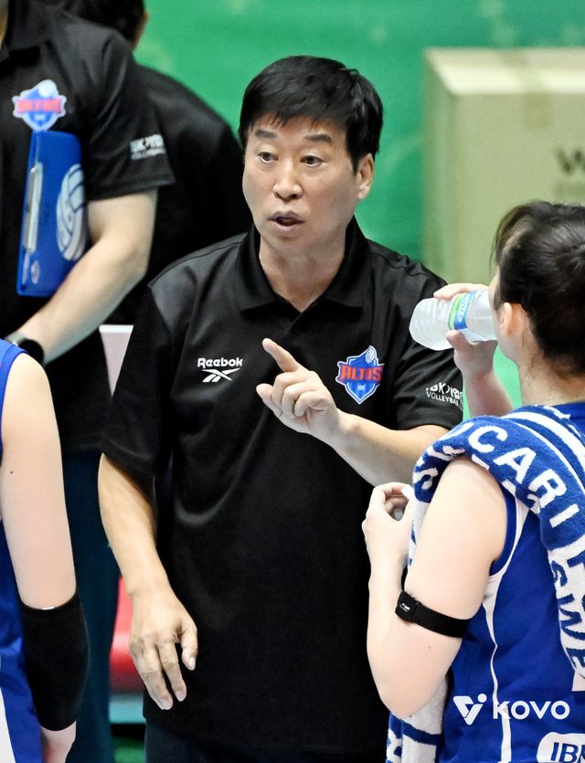 김호철 IBK 기업은행 감독은 주전 아웃사이드 히터 이소영의 어깨 부상 때문에 근심이 깊다. 장기 부상이 불가피한 상황이라 서브와 리시브에서 해답을 찾아야 한다. 킨켈라와 황민경의 부담을 덜어주고 최적의 조합을 찾는 것도 중요하다. 사진제공│KOVO