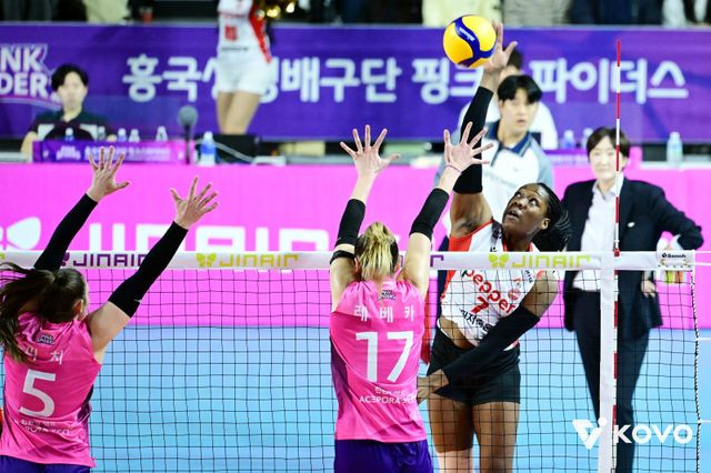 페퍼저축은행 라이트 조이(오른쪽 2번째)가 2일 흥국생명과 원정경기서 피치와 레베카(왼쪽부터)의 블로킹을 피해 연타를 하고 있다. 사진제공｜KOVO