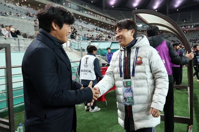 김기동 서울 감독(오른쪽)과 서정원 청두 감독이 4일 서울월드컵경기장에서 열린 ACLE 리그 스테이지 4차전을 앞두고 악수하며 격려하고 있다. 포항을 이끈 김 감독과 수원 삼성을 이끈 서 감독은 친분이 두텁다. 상암｜뉴시스