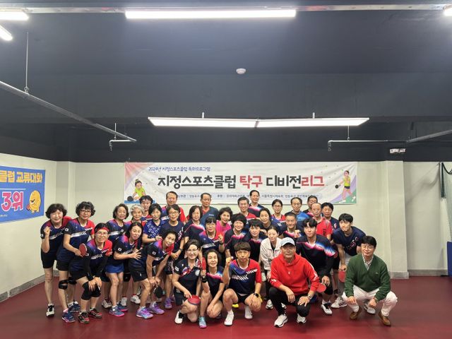 탁구는 남녀노소 모두 즐길 수 있는 특징을 앞세워 세대간 연결고리 역할을 톡톡히 해내고 있다. 체육계는 탁구를 매개로&nbsp;한 세대간 교류를 통해 구성원들의&nbsp;심신이 건강해지면 우리 사회가 더 좋아질 것이라고 믿는다. 사진은 마포스포츠클럽에서 탁구를 하는 동호인들의 모습. 사진제공│마포스포츠클럽