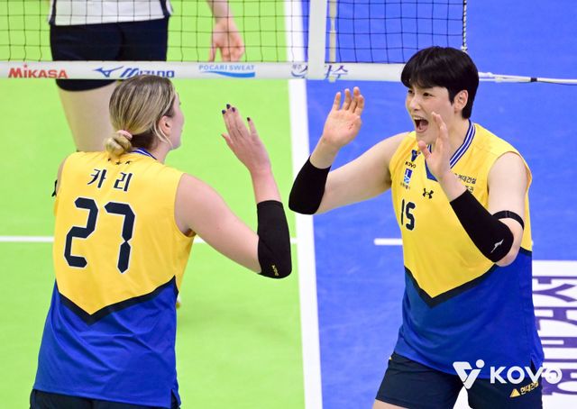 현대건설 김희진(오른쪽)과 카리가 4일 수원체육관에서 벌어진 IBK기업은행과 V리그 여자부 홈경기 도중 득점한 뒤 하이파이브를 하고 있다. 3-0으로 이긴 현대건설은 선두로 올라섰다. 사진제공│KOVO