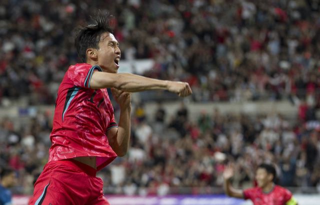 엄지성이 지난달 14일 서울월드컵경기장에서 열린 파라과이와 친선전 도중 선제골을 넣은 뒤 기뻐하고 있다. 상암｜뉴시스