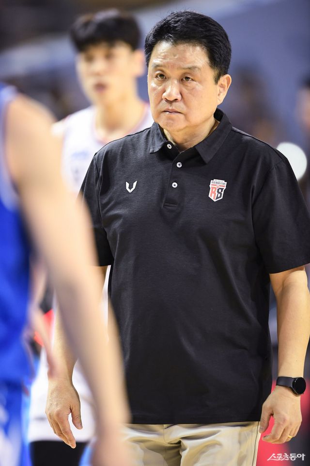 유도훈 정관장 감독이 5일 잠실체육관에서 열린 ‘2025~2026 LG전자 프로농구’ 삼성과 2라운드 맞대결에서 경기가 풀리지 않자 아쉬워하고 있다. 사진제공｜KBL