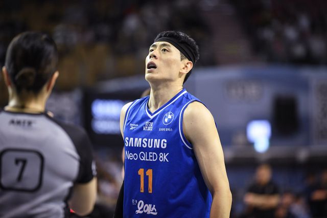 삼성 이관희가 잠실체육관에서 벌어진 정관장과 ‘2025~2026 LG전자 프로농구’ 2라운드 맞대결에서 림을 바라보고 있다. 이날 이관희는&nbsp;13점·6리바운드의 활약으로 팀의 89-75 승리를 이끌었다. 사진제공｜KBL