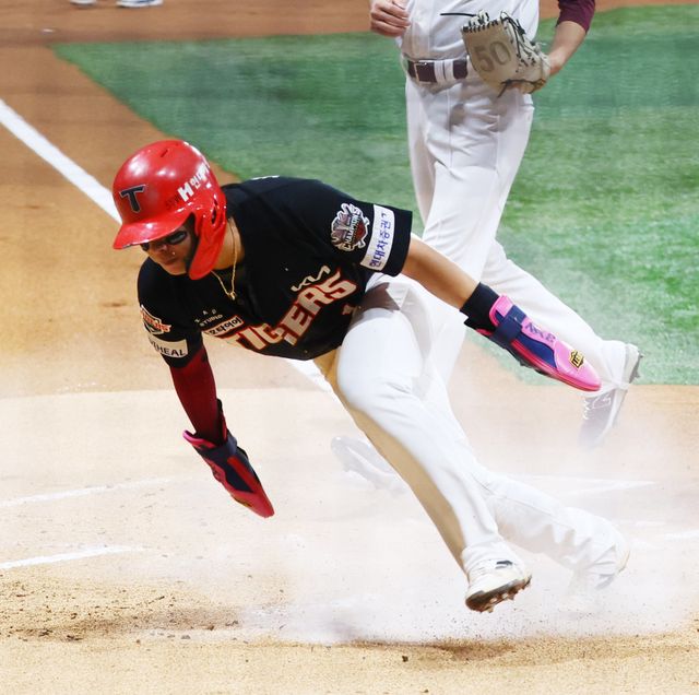 KIA는 2026년 프리에이전트(FA) 시장에 박찬호를 포함해 6명의 선수를 내보내게 됐다. 타 팀에서도 관심의 대상에 오른 박찬호는 이번 FA 시장에서 대어로 분류되는 자원이다. 그의 최종 행선지에 따라 FA 시장은 크게 요동칠 것으로 보인다. 뉴시스