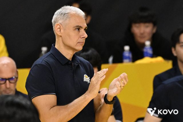 KB손해보험 세터 황택의는 시즌 초반 팀 상승세의&nbsp;중심이다. 레오나르도 카르발류 감독도 “우리 팀의 하이라이트는 황택의”라고 극찬했다.&nbsp;황택의가 4일 의정부 경민대기념관에서 열린 우리카드와 홈경기 도중 관중석을 바라보고 있다. 사진제공｜KOVO