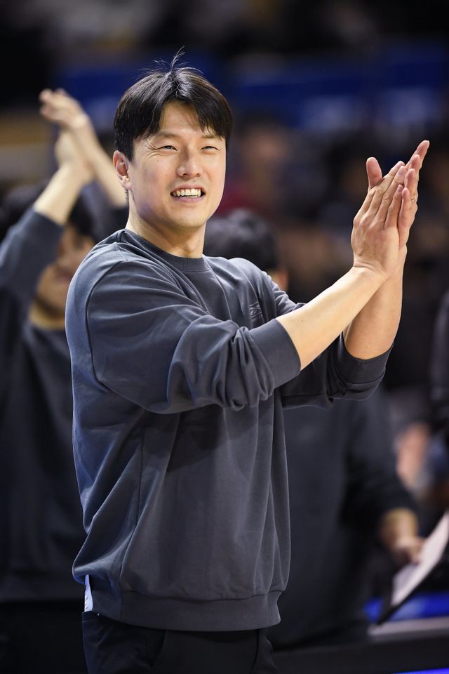 김효범 삼성 감독이 5일 잠실체육관에서 벌어진 ‘2025~2026 LG전자 프로농구’ 정관장과 2라운드 경기에서 선수들에게 박수를 보내고 있다. 이날 삼성은 89-75로 이겼다. 사진제공｜KBL