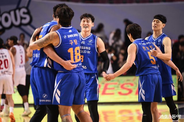삼성 선수들이 5일 잠실실내체육관에서 열린 정관장전서 승리한 뒤 함께 기뻐하고 있다. 삼성은 이번 시즌 3점슛을 최대한 많이 던지는 농구를 통해 보는 이들의 눈을 시원하게 만들고 있다. 사진제공｜KBL