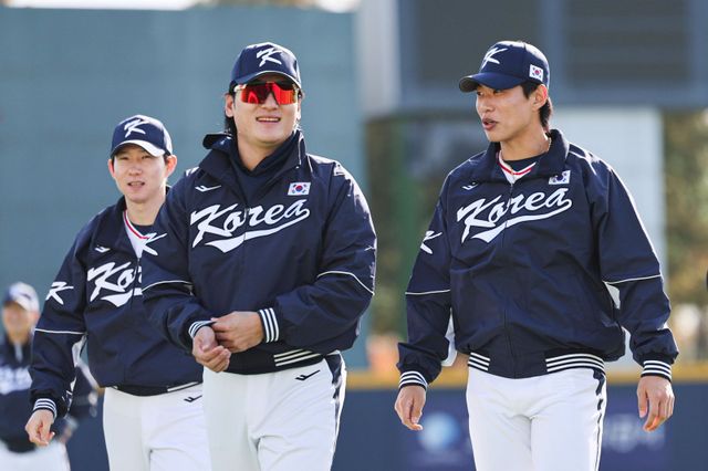 곽빈(가운데)은 8일 고척돔서 열릴 체코와 연습경기 1차전서 선발등판할 예정이다. 약 한 달 만에 실전인 만큼 긴 이닝을 던지지는 않는다.｜뉴시스