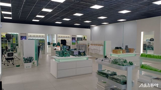 전북 현대가 전주월드컵경기장에 복합문화공간인 ‘팬 익스피리언스센터’를 구축했다. 2026시즌 개막에 맞춰 공식 개관을 준비하는 이곳은 방문객들의 눈과 귀를 즐겁게 할 것으로 보인다. 메가스토어 전경. 전주｜남장현 기자