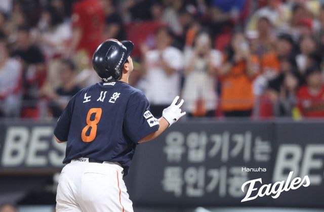 2019년에 KBO리그에 데뷔한 한화 노시환은 내년이면 어느덧 프로 8년 차를 맞이한다. 정상적으로 풀타임 시즌을 소화하면 2027 프리에이전트(FA) 시장에 나가는 권리를 얻게 된다. 한화로서는 거포 내야수인 노시환의 다년 계약을 고민해봐야 하는 시점이다. 사진제공｜한화 이글스