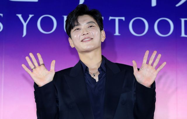 [서울=뉴시스] 김혜진 기자 = 배우 장승조가 5일 오전 서울 용산구 CGV용산아이파크몰에서 열린 넷플릭스 시리즈 ‘당신이 죽였다’ 제작발표회에서 포즈를 취하고 있다. 2025.11.05. jini@newsis.com