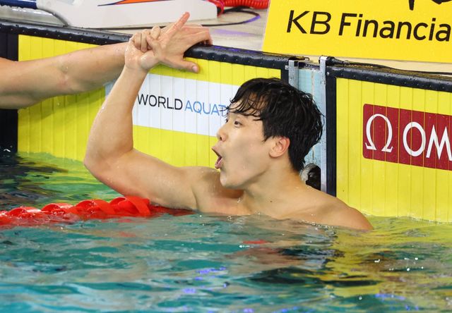 한국단거리수영 간판 지유찬은 5일 김천실내수영장에서 열린 2026년 수영국가대표선발전 6일째 남자 자유형 50m 결선에서 22초15만에 터치패드를 가장 먼저 찍었다. 내년에도 태극마크를 달게 된 그는 아시안게임 2연패를 목표로 담금질을 이어갈 계획이다. 사진은 지난해 10월 인천에서 열린 경영월드컵에서 남자 자유형 50m 금메달을 차지한 뒤 기뻐한 모습. 뉴시스