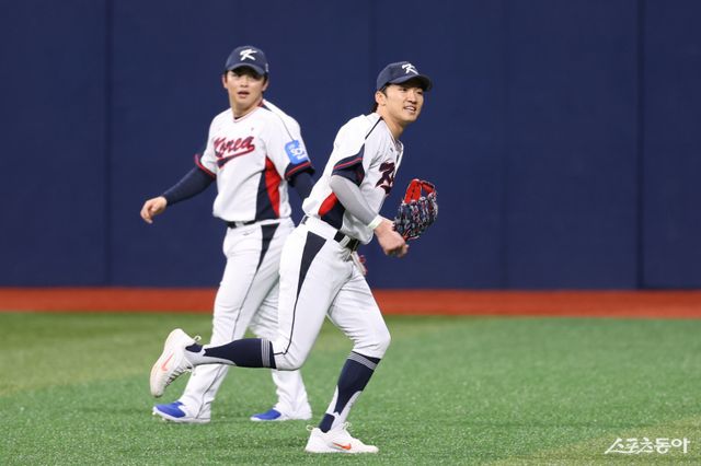 야구국가대표팀 박해민(앞)과 문현빈이 4일 고척스카이돔에서 열린 ‘K-베이스볼 시리즈’ 대비 훈련 도중 외야 수비를 연습하고 있다. 사진제공｜KBO