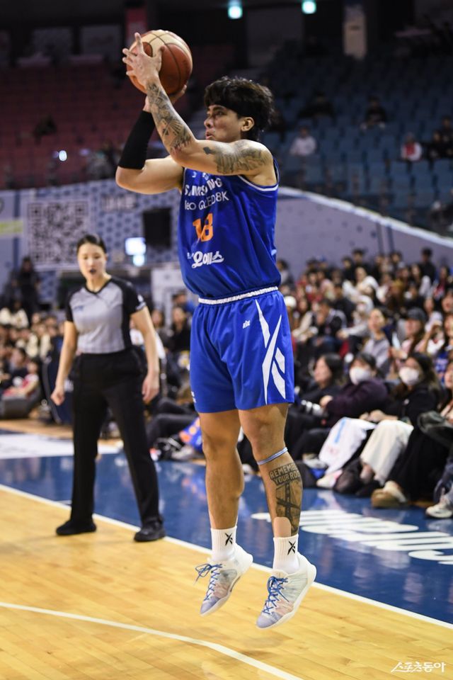 삼성 저스틴 구탕이 5일 잠실실내체육관에서 열린 정관장전서 3점슛을 시도하고있다. 구탕은 55%의 높은 3점슛 성공률로 삼성이 외곽 농구를 펼치는데 앞장서고 있다. 사진제공｜KBL