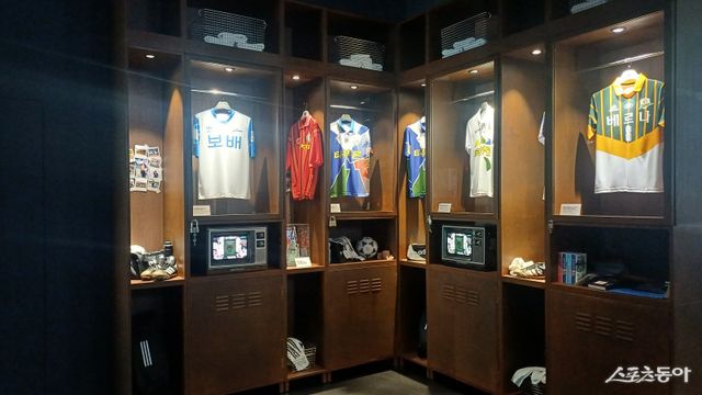 전북 현대가 전주월드컵경기장에 복합문화공간인 ‘팬 익스피리언스센터’를 구축했다. 2026시즌 개막에 맞춰 공식 개관을 준비하는 에곳엔 다양한 레전드들의 유니폼이 전시됐다. 전주｜남장현 기자