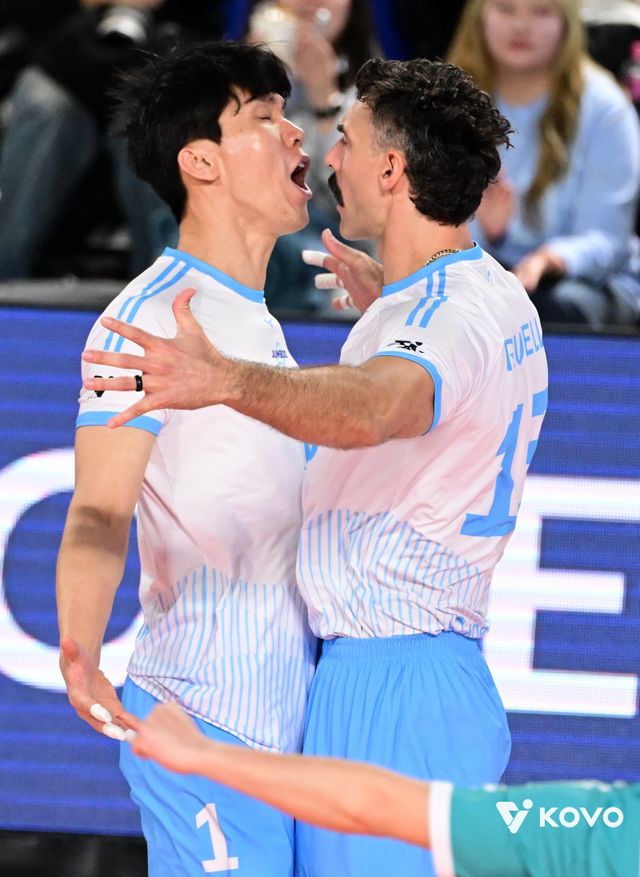 대한항공 미들블로커 김규민(왼쪽)과 아포짓 스파이커 러셀이 5일 삼성화재와 원정경기 도중 득점 후 서로 포옹하며 기뻐하고 있다. 사진제공｜KOVO