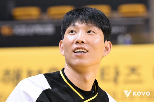 KB손해보험 세터 황택의는 시즌 초반 팀 상승세의 중심이다. 레오나르도 카르발류 감독도 “우리 팀의 하이라이트는 황택의”라고 극찬했다. 황택의가 4일 의정부 경민대기념관에서 열린 우리카드와 홈경기 도중 관중석을 바라보고 있다. 사진제공｜KOVO