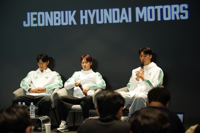 전북 현대의 통산 10번째 우승을 일군 삼총사 전진우, 이승우, 송범근(왼쪽부터)이 5일 전주월드컵경기장 ‘팬 익스피리언스센터’에서 진행된 우승 미디어데이에서 다사다난했던 여정을 돌아봤다. 사진제공｜전북 현대