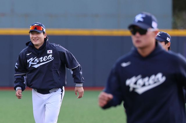 곽빈(왼쪽)은 8일 고척돔서 열릴 체코와 연습경기 1차전서 선발등판할 예정이다. 약 한 달 만에 실전인 만큼 긴 이닝을 던지지는 않는다.｜뉴시스