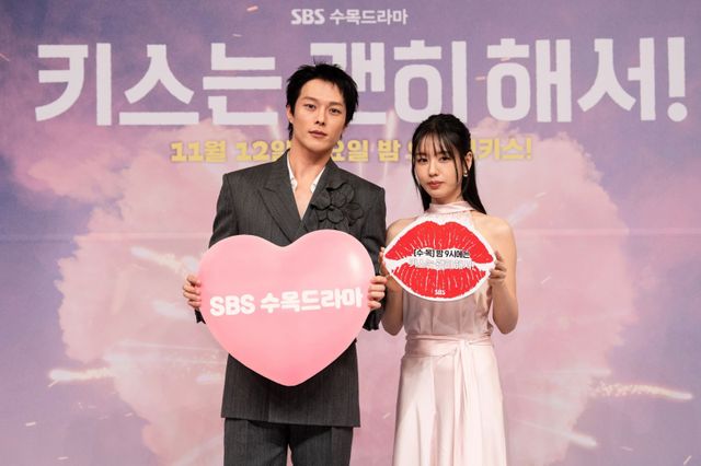 오는 12일 첫 방송되는 ‘키스는 괜히 해서!’의 주역 안은진(오른쪽), 장기용이 5일 제작발표회에 참석해&nbsp;둘의 남다른&nbsp;‘찰떡 호흡’에 대해 전했다.&nbsp;사진제공 | SBS