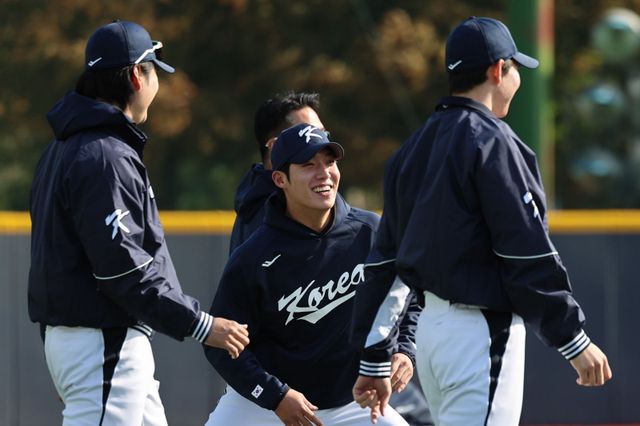 삼성 원태인(가운데)은 2025시즌을 돌아보며 “개인적으로는 만족스러웠지만, 팀이 우승을 하지 못해 아쉽다”고 밝혔다. 그 아쉬움을 뒤로 하고 야구대표팀의 투수조장으로 ‘K-베이스볼시리즈’를 준비하고 있다. 2일 고양국가대표야구훈련장에서 진행된 대표팀 훈련 도중 미소짓는 원태인. 뉴시스