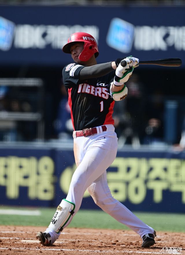 KBO가 5일 FA 자격 선수를 공시하면서 스토브리그가 본격적으로 막을 올렸다. KT 강백호, KIA 박찬호, LG 박해민 등의 행보가 관심을 끄는 가운데, 이들은 승인 절차를 거쳐 9일부터 전 구단과 협상할 수 있다. 타격하는 KIA 박찬호. 스포츠동아 DB