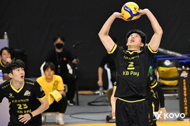 KB손해보험 세터 황택의는 시즌 초반 팀 상승세의&nbsp;중심이다. 레오나르도 카르발류 감독도 “우리 팀의 하이라이트는 황택의”라고 극찬했다.&nbsp;황택의가 4일 의정부 경민대기념관에서 열린 우리카드와 홈경기 도중 관중석을 바라보고 있다. 사진제공｜KOVO