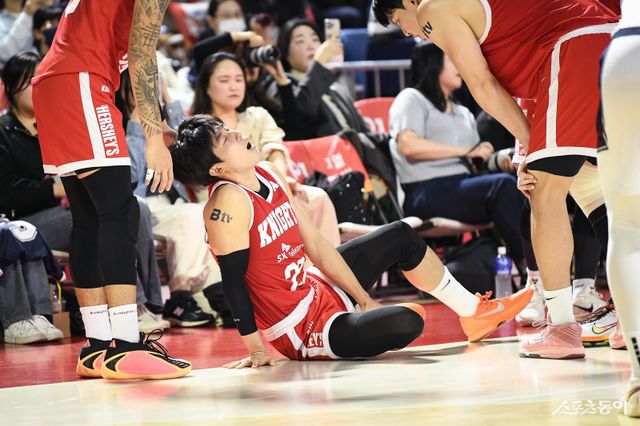 SK 오재현(가운데)이 4일 잠실학생체육관서 열린 KCC전 도중 오른쪽 발목을 다친 뒤 고통스러워하고 있다. 그는 정밀검사 결과 3주 진단을 받아 당분간 코트에 설 수 없게 됐다. 사진제공｜KBL